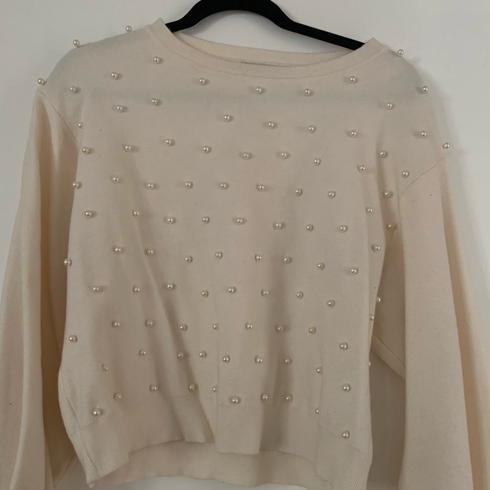 Sweater with white pearls